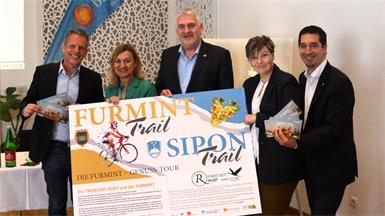 Stolz. Beim Projekt "Furmint-Radweg" arbeiteten Patrick Hierner (Burgenland Tourismus), Bettina Zentgraf (Bürgermeisterin Mörbisch), Gerold Stagl (Bürgermeister Rust), Sonja Grappa (Gemeinde Rust) sowie Christian Zechmeister (Wein Burgenland, v.l.) zusammen.