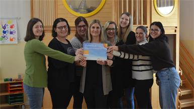 Stolz. Das gesamte Team rund um Kindergartenleiterin Judith Schur ( Mitte) freute sich über die Zertifizierung und damit Bestätigung ihrer guten Arbeit der letzten Jahre.