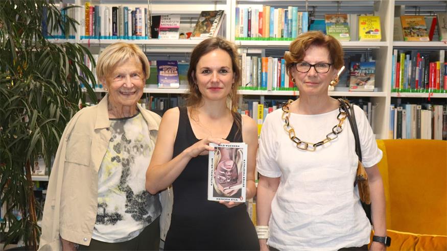 Stolz auf literarischen Erfolg: Katharina Köllers Mutter Barbara und Großmutter Irene freuten sich mit der Autorin über die Präsentation ihres zweiten Romans „Wild wuchern“.