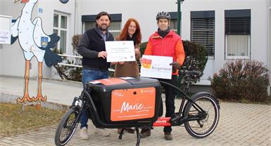 Stolze 120 kg kann man zuladen, die Box ist geschlossen regendicht und beinhaltet einen Kindersitz, mit Gurten. Die E-Motor-Unterstützung geht wie bei allen E-Bikes bis 25 km/h und macht die Last auch bergauf leicht.