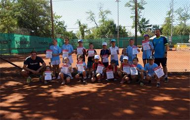 Stolze Kids. Bei der Thiem Kids Trophy präsentierten die Nachwuchsspieler:innen ihre Urkunden.