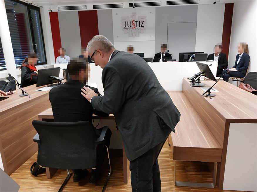 Strafverteidiger Roland Friis im Gespräch mit seinem Mandanten.