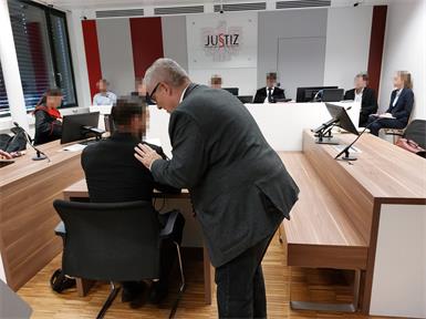 Strafverteidiger Roland Friis im Gespräch mit seinem Mandanten.