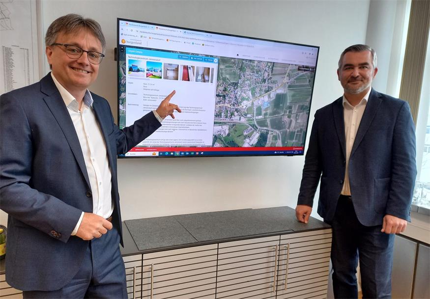 Suchen und finden. Wirtschaftsagentur-Burgenland-Geschäftsführer Michael Gerbavsits (l.) und Landesrat Heinrich Dorner präsentierten die Leerstands-Datenbank.