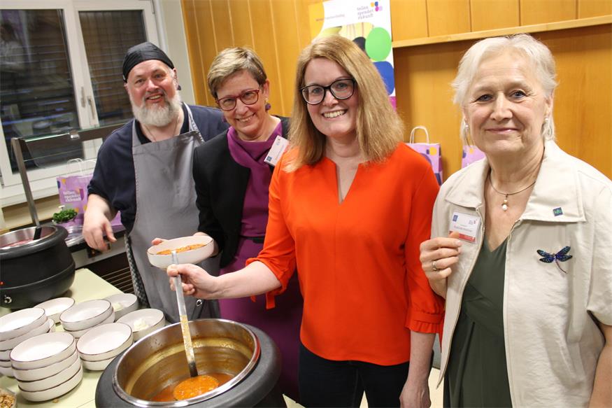 Suppe und Spenden. Pfarrer Norbert Filipitsch, Sabine Neuberger, Rebecca Gerdenitsch-Schwarz, Leiterin der Katholischen Frauenbewegung im Burgenland, und Vorsitzende Roselinde Strommer (v.l.).