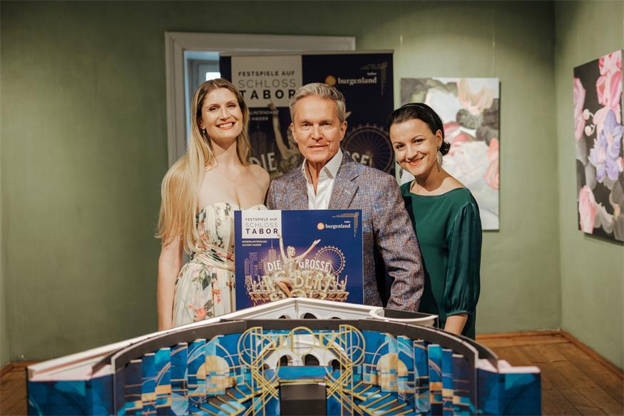 Erste Einblicke in eine himmelblaue Welt auf Schloss Tabor