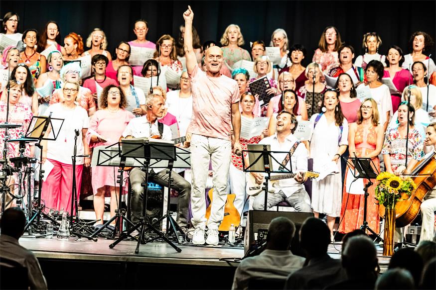 „S(w)ingin' rockin' Summer“ in der Jubiläums-Edition. Jonny Pinter und die Vokalsommerakademie bringen 160 Stimmen ins Kulturzentrum Eisenstadt.