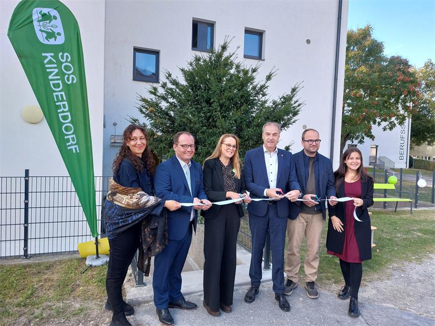 Symbolische Eröffnung: Kinder- und Jugendanwältin Nicole Bartl, Kinderdorf-Leiter Marek Zeliska, pädagogische Leiterin Bernadette Kalcher, Landesrat Leonhard Schneemann, Eisenstadts Vizebürgermeister Istvan Deli und Jugendgemeinderätin Samara Sánchez-Pöll.