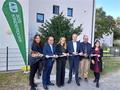 Symbolische Eröffnung: Kinder- und Jugendanwältin Nicole Bartl, Kinderdorf-Leiter Marek Zeliska, pädagogische Leiterin Bernadette Kalcher, Landesrat Leonhard Schneemann, Eisenstadts Vizebürgermeister Istvan Deli und Jugendgemeinderätin Samara Sánchez-Pöll.