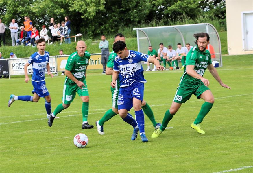 Tabellenführung behauptet! Bence Pataki (M.) und Eberau siegten auch gegen Neuberg mit 2:0.