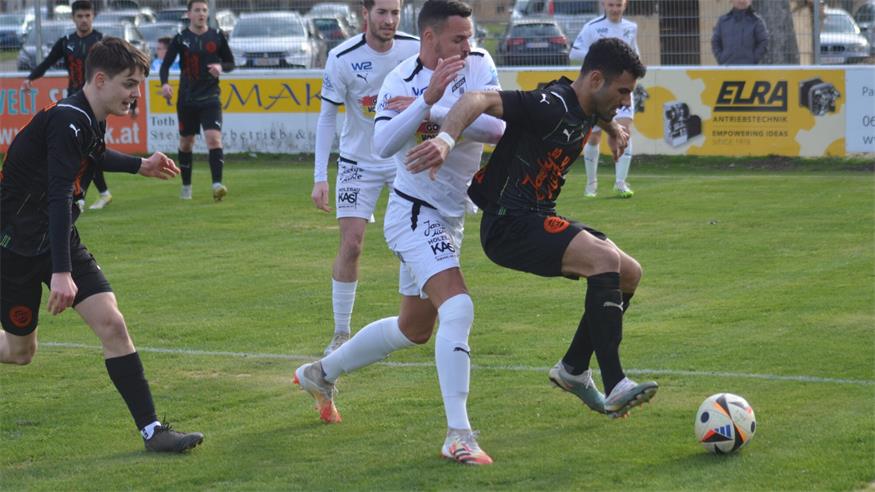 Tadtens Vinay Singh (r.) schirmt den Ball vor dem Golser Patrik Petrak ab. 