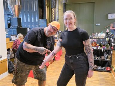 Tätowierer Goofy mit Veronika Reischer, die sich das Gesicht ihres geretteten Katers Moritz tätowieren ließ.