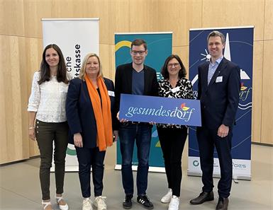 Tafel-Verleihung beim Vernetzungstreffen der Österreichischen Gesundheitskasse (ÖGK) in Pöttsching: Gesundes Dorf -Regionalmanagerin Marion Wurm, ÖGK-Landesstellenausschussvorsitzende Sabine De Martin de Gobbo, Gesundes Dorf -Arbeitskreisleiter GV Sascha Krikler, Gesundes Dorf -Arbeitskreismitglied Heidi Knabl, ÖGK-Projektmanager Georg Weber