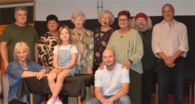Talente. Franz Weghofer, Sonja Cech, Hedi Markhardt, Elisabeth Gottwald, Manuela Csukovics, Musiker Silvester Janiba, Techniker Christian Cech (hinten, v.l.), Johanna Lanmüller, Helene sowie Duki Grabovic (vorne, v.l.).