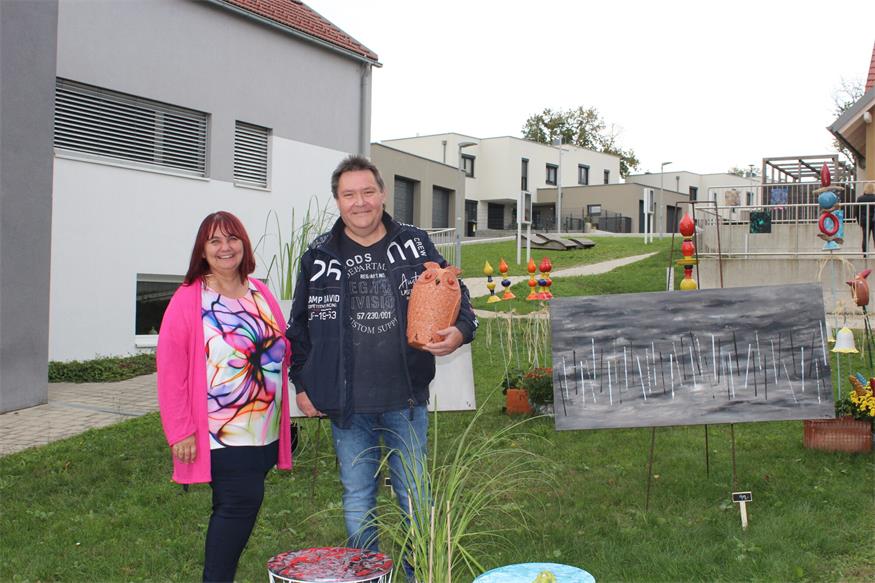 Tamara und Günther Hoffmann luden zur ersten gemeinsamen Ausstellung „HANDwerk trifft KunstWERK“ und konnten sich über zahlreiche Besucherinnen und Besucher freuen.