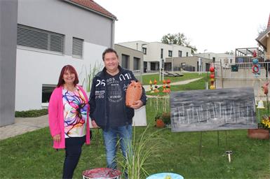 Tamara und Günther Hoffmann luden zur ersten gemeinsamen Ausstellung „HANDwerk trifft KunstWERK“ und konnten sich über zahlreiche Besucherinnen und Besucher freuen.