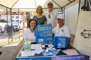 Tanja Buranits und Präsident des Kroatischen Kulturvereins im Burgenland Josef Buranits sowie Sonja Horvath und Felix Zvonarich beim 36. Radwandertag des HKD. Nicht am Foto: Michael Hirscher, Vizepräsident des Kroatischen Kulturvereins im Mittelburgenland.