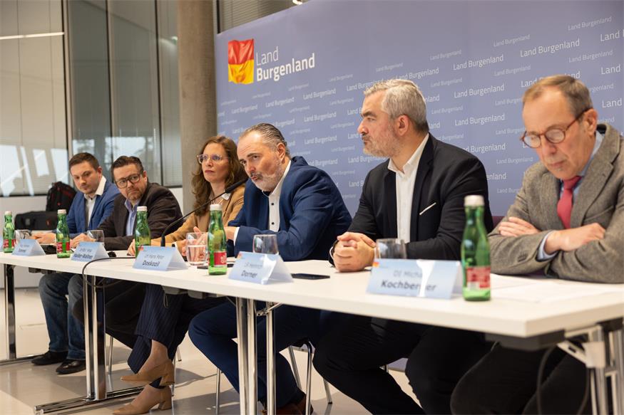 Taskforce-Präsentation (v.l.): Amtsarzt Markus Schreier (Landessanitätsdirektion), Andreas Temmel (Landesverwaltung), Landesvize Anja Haider-Wallner, Landeshauptmann Hans Peter Doskozil, Landesrat Heinrich Dorner und Sachverständiger Michael Kochberger.