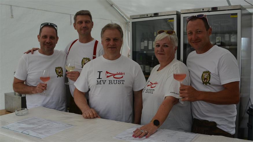 Tatkräftig. Auch Georg Balogh, Jürgen Grafl, Swen Karassowitsch, Gerti Hirschmann und Markus Rathmann (v.l.) sorgten für das leibliche Wohl der Besucher.