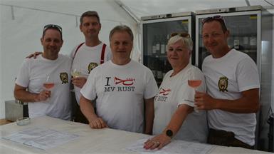 Tatkräftig. Auch Georg Balogh, Jürgen Grafl, Swen Karassowitsch, Gerti Hirschmann und Markus Rathmann (v.l.) sorgten für das leibliche Wohl der Besucher.