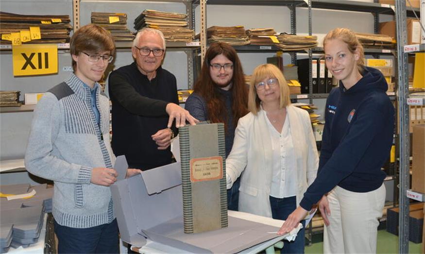 Tatkräftig. Wolfgang Bachkönig (2.v.l.) und Krisztina Arany (2.v.r.) zeigen den Studierenden, darunter Ákos Tóth, Nándor Ódor und Noémi Ács (v.l.) den richtigen Umgang mit den Dokumenten.