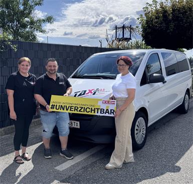 Taxi Mexx-Inhaber Mesut Sentürk und Regionalstellenobfrau Tanja Stöckl.