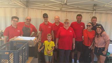 Team. SPÖ-Ortsobmann Manuel Artner (4.v.r.) freute sich über die tatkräftige Unterstützung, etwa von Fabian Jelleschitz, Roland Jelleschitz, Oli Krumpeck, Karli und Sylvia Pastucha, Jeannine Szlavich, Markus Pinter und Iris Artner (v.l.).