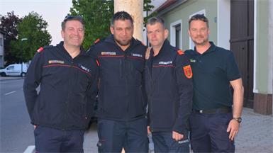 Team. Stellvertretend für die gesamte Mannschaft hießen Kommandant Markus Pluschkovitz (2.v.r.), Vize Patrick Buchner (2.v.l.) mit Verwalter Gregor Pöschl (l.) und Kassier Martin Weber die Besucher zum Maifest willkommen.