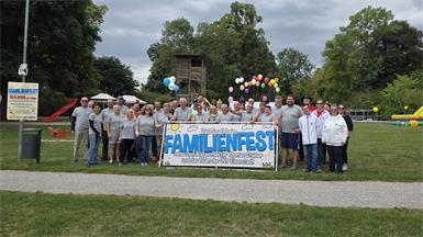 Teamarbeit im Schlosspark. Beim Familienfest ging’s auf der Wiese beim Spielplatz rund.