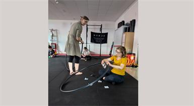 Teilnehmerin mit Workshop-Leiterin Verena Kröss-Illmer