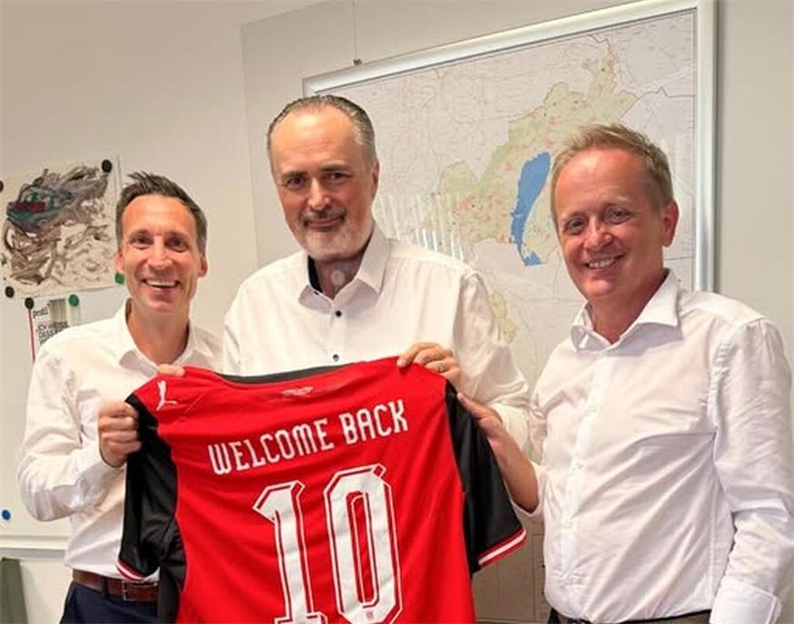 „The Capatin is back ...“ - so wurde Fußballfan Hans Peter Doskozil (M.) von seinem Büroleiter Christian Stiller (r.) und Rechtsanwalt Johannes Zink (l.) im Büro begrüßt. 