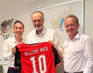„The Capatin is back ...“ - so wurde Fußballfan Hans Peter Doskozil (M.) von seinem Büroleiter Christian Stiller (r.) und Rechtsanwalt Johannes Zink (l.) im Büro begrüßt. 