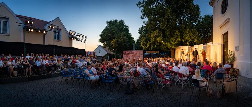 Theater Sommer Parndorf. Heuer wird eine Posse von Johann Nestroy gespielt. 