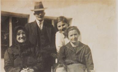 Theresia Kummer, geb. Raidl mit Tochter Johanna, Schwiegersohn Jakob Edelmann und den Enkelkindern Johanna und Theresia.