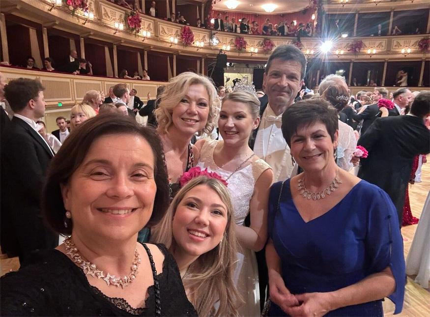 Theresianum-Direktorin Edith Straussberger, Gerda, Sophie, Stephanie und Laci Török sowie Waltraud Bachmaier.