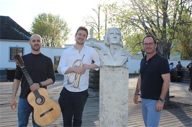 Thomas Arzberger (Musikschulwerk Burgenland), Benjamin Redlbacher (Burgenländisches Volksliedwerk) und Bürgermeister Markus Landauer sorgten für einen gelungenen Musikantentag in Raiding.