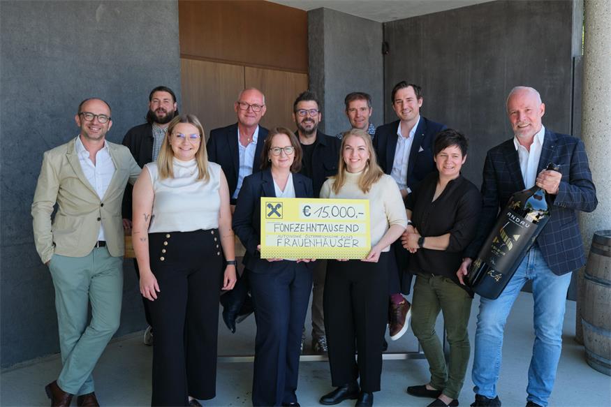 Thomas Gratzer (Weingut Zantho), Michael Schwarz (Weingut Schwarz) Sophie Smoley (Weingut Wilhelm Thell) Michael Strudler (Radprofi Strudler), Beate Malekzadeh-Forstner (Geschäftsführerin des Verein Autonome Österreichische Frauenhäuser), Hannes Reeh (Weingut Reeh), Erich Scheiblhofer (Weingut Scheiblhofer), Kerstin Bohner (Leitung der Informationsstelle gegen Gewalt), Erich Ermler (Autohaus Ermler) Jacqueline Klein (Weingut Klein) und Josef Kamper (Autohaus Kamper). Foto: Klaus Zwinger