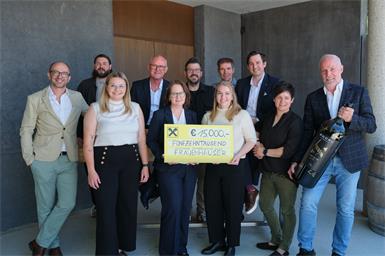 Thomas Gratzer (Weingut Zantho), Michael Schwarz (Weingut Schwarz) Sophie Smoley (Weingut Wilhelm Thell) Michael Strudler (Radprofi Strudler), Beate Malekzadeh-Forstner (Geschäftsführerin des Verein Autonome Österreichische Frauenhäuser), Hannes Reeh (Weingut Reeh), Erich Scheiblhofer (Weingut Scheiblhofer), Kerstin Bohner (Leitung der Informationsstelle gegen Gewalt), Erich Ermler (Autohaus Ermler) Jacqueline Klein (Weingut Klein) und Josef Kamper (Autohaus Kamper). Foto: Klaus Zwinger