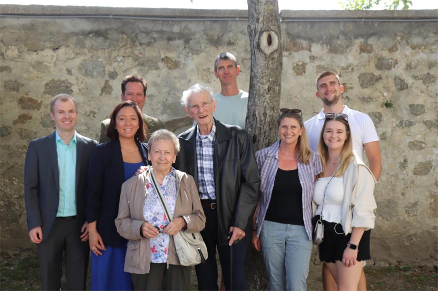 Thomas Gruber, B.Sc.  (Leitung Historische Archive), Kastellanin Maria Hauf, Dr. Florian T. Bayer (Leitung Sammlungen), Maria Putz, Josef Heger, Thomas Weisz, Enkelin Sonja Weisz, Urenkel Stefan Weisz mit Freundin Aleksandra Hahofer. 