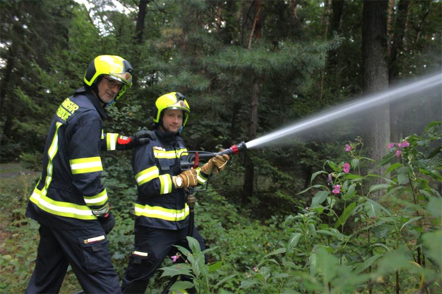 Thomas Harter und Andreas Thurner von der Feuerwehr Deutsch Gerisdorf bei den Löscharbeiten.