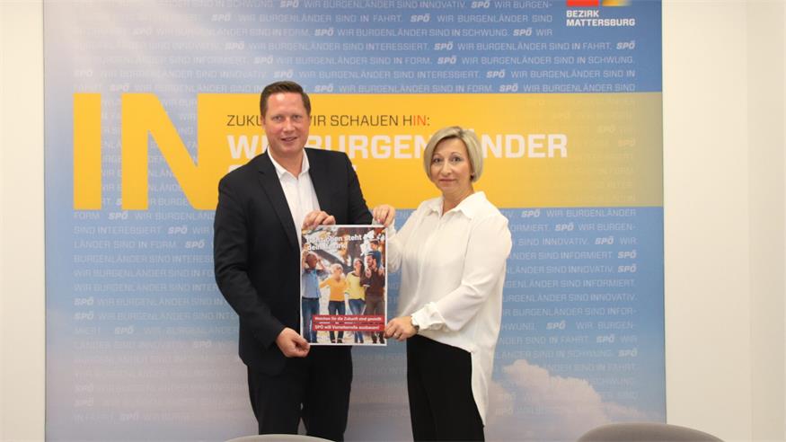 Thomas Hoffmann mit Claudia Schlager bei einer Pressekonferenz.