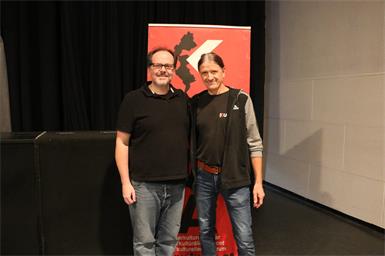 Thomas Mraz mit KUGA-Geschäftsführer Alex Karazman beim Solo-Programm „Mraz F1rst!“ in der KUGA.