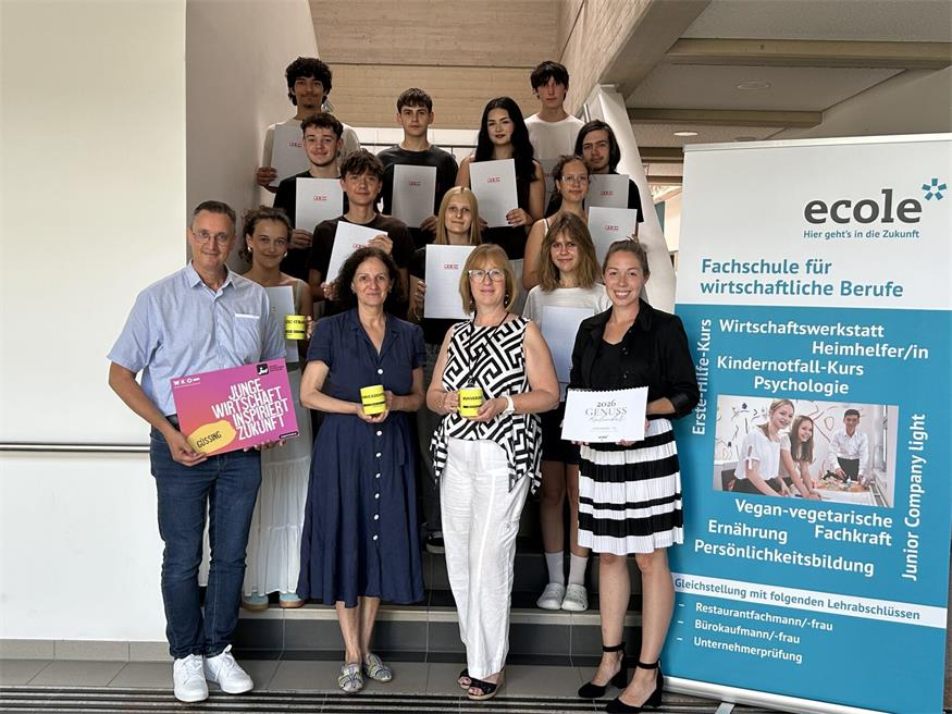 Thomas Novoszel, Andrea Ernst, Direktorin Karin Schneemann, Viktoria Frey (1. Reihe v. l.) mit den Schüler:innen der 1AFW