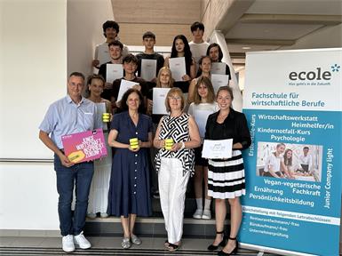 Thomas Novoszel, Andrea Ernst, Direktorin Karin Schneemann, Viktoria Frey (1. Reihe v. l.) mit den Schüler:innen der 1AFW