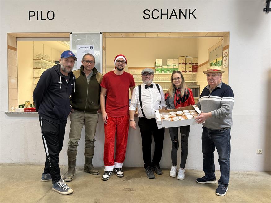 Thomas Prikoszovich, Roman Fischer, Marics Gábor, Christian Balogh, Julia Balogh und Obmann Johann Balogh ließen den Brauch aufleben. 
