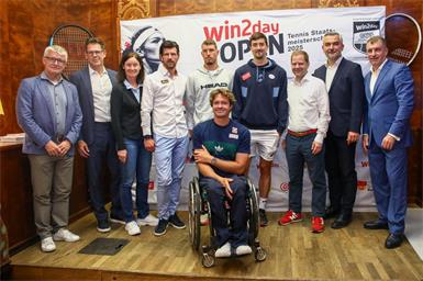 Thomas Schweda (ÖTV-Geschäftsführer Wirtschaft), Georg Blumauer (ÖTV-Vizepräsident), Marion Maruska (ÖTV-Sportkoordinatorin und -Billie-Jean-King-Cup-Kapitänin), Jürgen Melzer (ÖTV-Sportdirektor und Davis-Cup-Kapitän), Titelverteidiger Filip Misolic (ATP 153), Nico Langmann (Österreichs Nummer 1 im Rollstuhltennis), Sebastian Ofner (ATP 108), Georg Wawer (Managing Director win2day), Heinrich Dorner (Sportlandesrat Burgenland) und Günter Kurz (BTV-Präsident, Veranstalter win2day Open, v.l.).