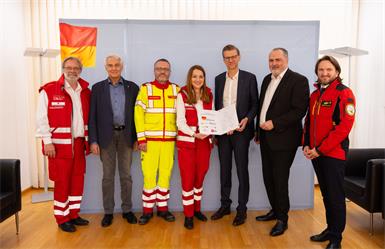 Thomas Wallner, Landesgeschäftsführer des Roten Kreuzes Burgenland, Stefan Kriwanek, ärztlicher Leiter der Gesundheit Burgenland, Samariterbund-Burgenland-Geschäftsführer Gerald Fitz, Tanja König, Landesgeschäftsführerin des Roten Kreuzes Burgenland, Robert Maurer, Geschäftsführer der Barmherzigen Brüder Eisenstadt GmbH, Landeshauptmann Hans Peter Doskozil und Marco Trefanitz, Geschäftsführer der ÖAMTC-Flugrettung, nach der Unterzeichnung der gemeinsamen Vereinbarung zur Patientenübergabe. 