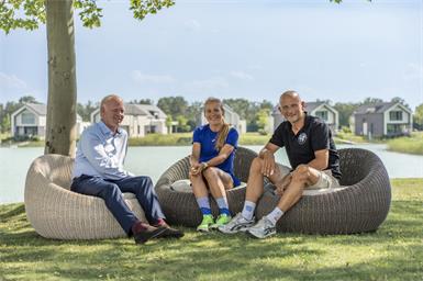 Thomas Wilken, Geschäftsführer des VILA VITA Pannonia, mit Julia Mayer und ihrem Manager Richard Schmied (v.l.).