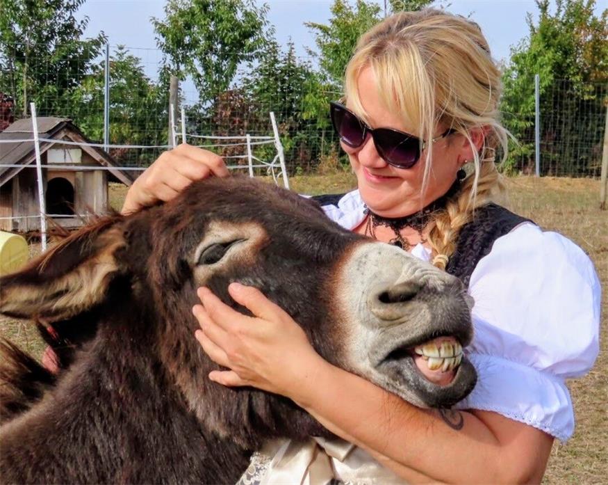 Tiere sind ein zentraler Bestandteil im Leben von Sabine Manoch. Mit ihrem Buch „Anderssein ist cool: Die Geschichte vom kleinen Pfau Moonlight“ rückt sie die Tiere vom Tierparadies Mattersburg in den Mittelpunkt und greift dabei Themen wie Freundschaft, den Mut zum Anderssein und den Blick auf Nutztiere auf.