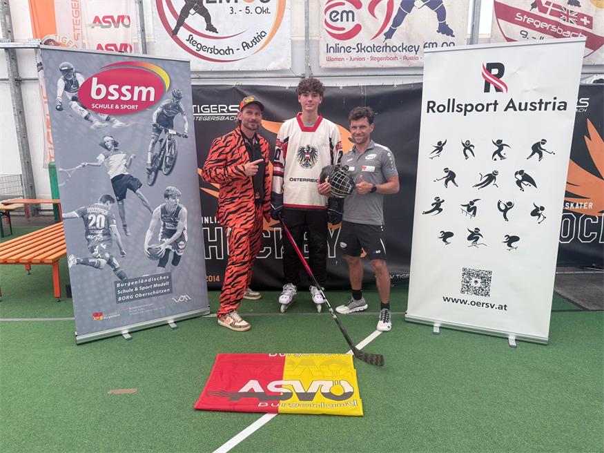 Tigers Stegersbach-Obmann Andreas Freiberger mit Adam Janisch und bssm-Geschäftsführer Marc Kerschbaumer im Vorfeld der U19-EM im Inline Skaterhockey in Ternitz. Der 16-Jährige war der Jüngste im Kader. 